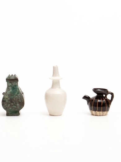 青銅・白磁・黒釉の古美術品が並ぶ